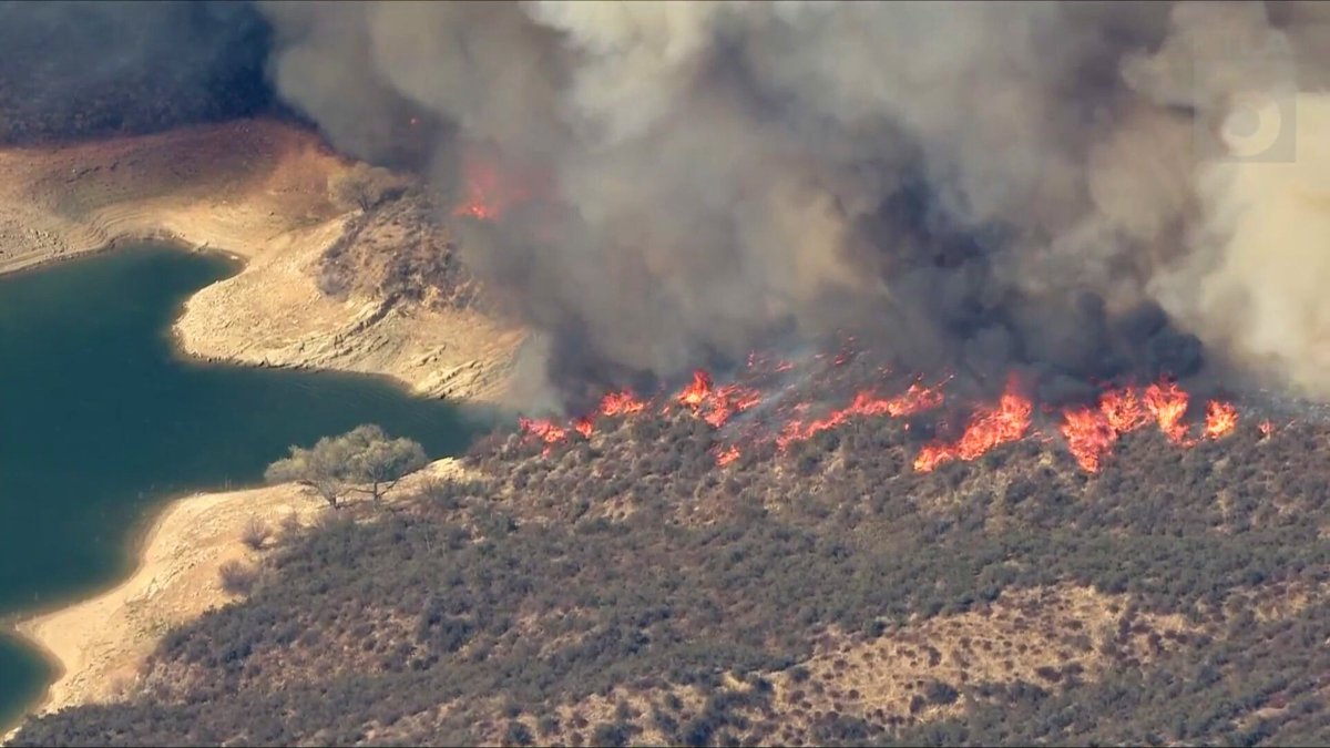 #BREAKING: The #HughesFire has exploded to more than 3,400 acres. Evacuation orders now include areas west of the 5 Freeway. Live coverage: trib.al/WxSBc80