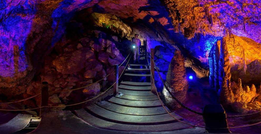 SECTUR_mx's tweet photo. ¡Descubre las impresionantes Grutas del Rosario, en #Durango! 🤩
Ubicadas en el Pueblo Mágico de #Mapimi, dentro de la Sierra del Rosario, sorpréndete con esta cueva, sus estalactitas y estalagmitas formadas por el agua carbonatada en el interior de la zona minera de extracción de fosforita, fue descubierta en el año de 1964. Desciende 300 metros y sumérgete en un recorrido por cuatro niveles, admira formaciones rocosas que, con la iluminación adecuada, parecen castillos y criaturas fantásticas. 🪨
¡Inicia tu aventura, hay una #tirolesa de 800 metros que no te puedes perder! 💯