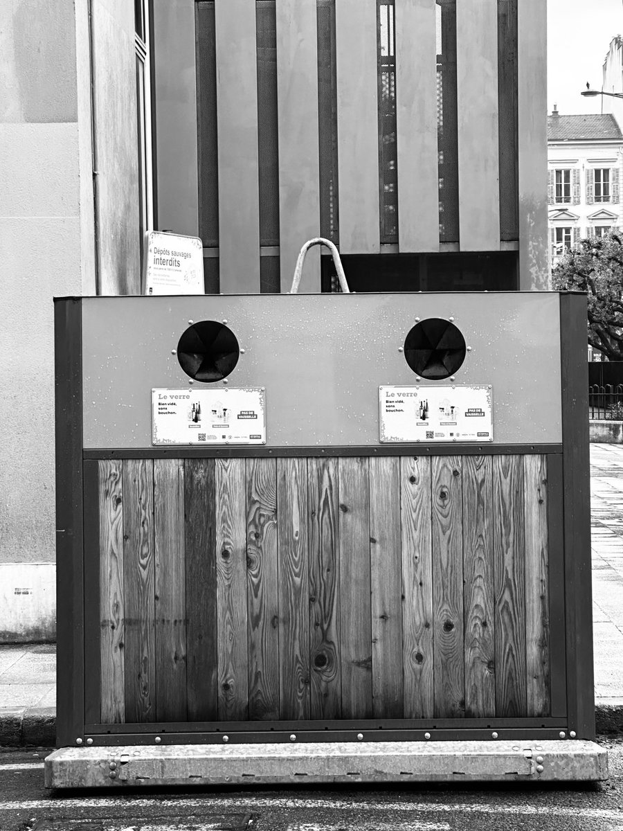 Alonein43672278's tweet image. #photography #blackandwhite #rubbish