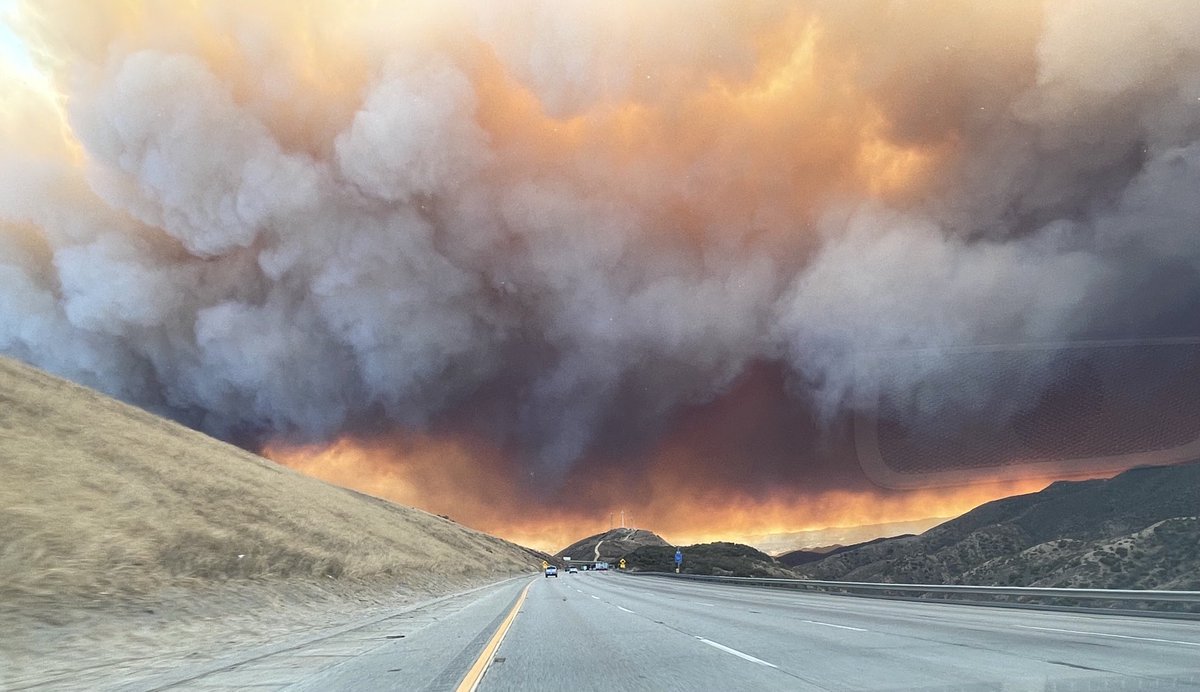 KcluNewsLance's tweet photo. Fire north of I-5 puts huge plume of smoke over Ventura County.  The 3400 acre plus Hughes Fire is miles away from the county, but there is heavy smoke coming through the region. #hughesfire #wildfire #brushfire #firesmoke #interstate5 #castaic #santapaula #moorpark #fillmore # https://t.co/UpwOua1amw