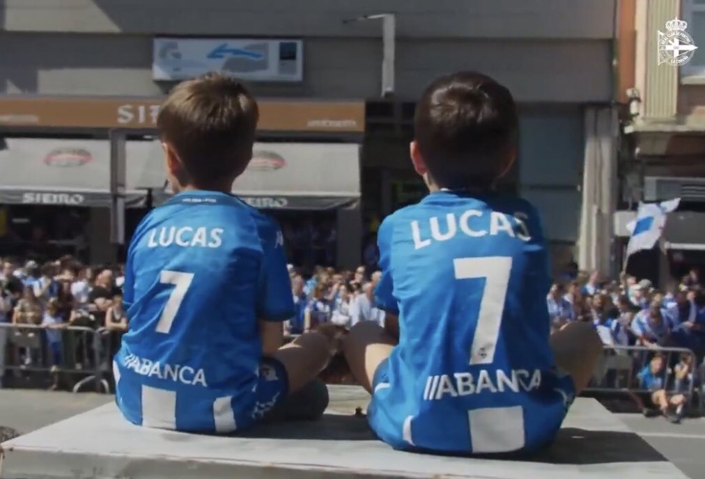En los tiempos de Messi y Cristiano... mi hijo cuando iba a jugar un mundialito a la plaza elegía ser Lucas Pérez.
Gracias por ser su referente y por ponerla en el palo aquel 12 de mayo.