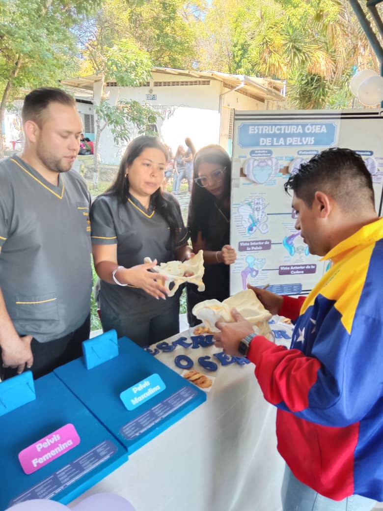 Con evento celebrado en sede
*Exposiciones en Stands presentaron hoy  estudiantes de UPTMKR*

Estudiantes de Uptm KR realzan la vida académica universitaria con una variada muestra en las áreas de cultura y también recreación que es parte del avance formativo que realizan.