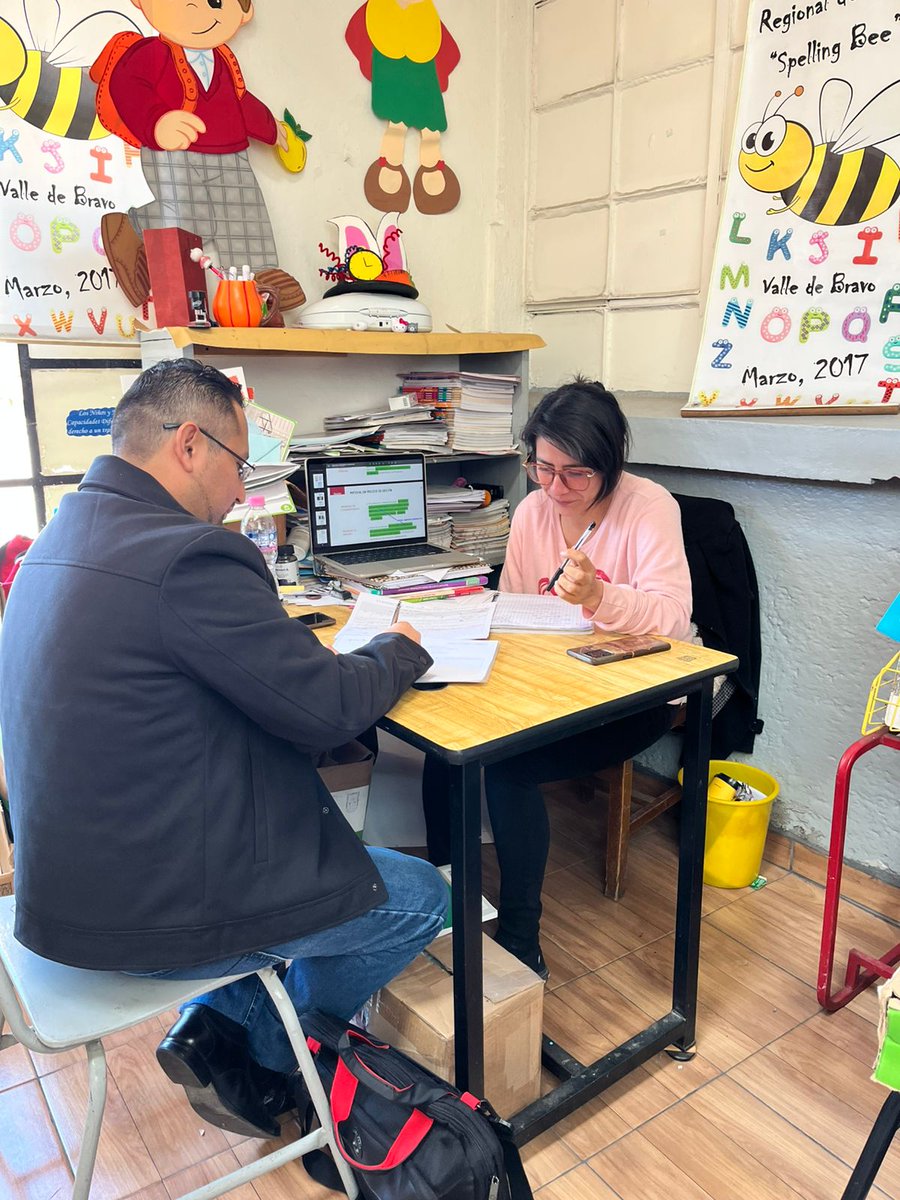 SREBVB08's tweet photo. #PRONI. Análisis con la docente de inglés de los proyectos planeados, se orientó respecto a las fases y momentos de la metodología “Aprendizaje basado en proyectos comunitarios”, Prim. “Joaquín Arcadio Pagaza”, #ZonaP173.🙌

#SREBVB
@arturougaldea_ 
@SEB_Edomex
@SeducEdoMex https://t.co/BhfovkBng2