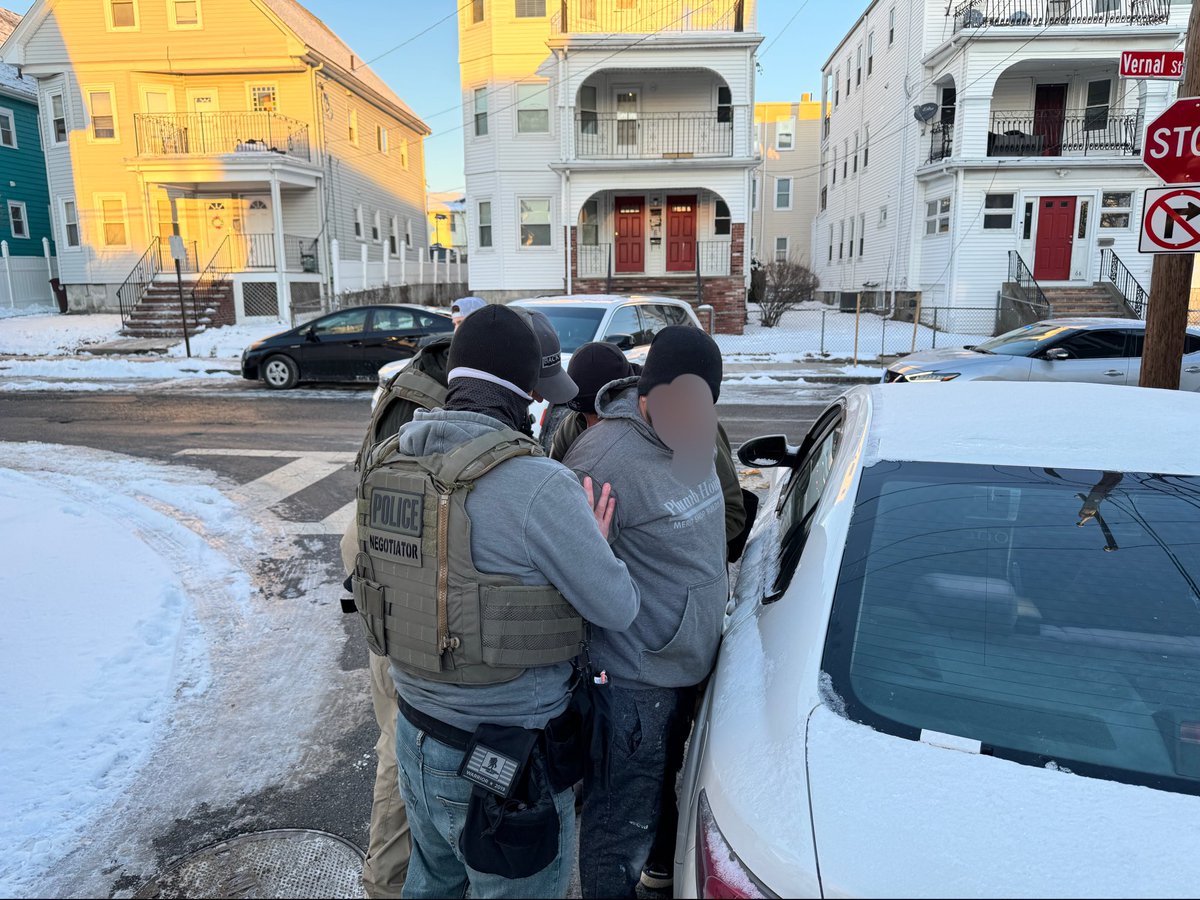 BillMelugin_'s tweet image. SNEAK PEEK: We embedded exclusively w/ ICE Boston today as they targeted egregious criminal aliens. We witnessed 8 arrests, including multiple MS-13, Interpol Red Notices, murder &amp;amp; rape suspects, &amp;amp; a volatile Haitian gang member w/ 18 convictions in recent years who told our…
