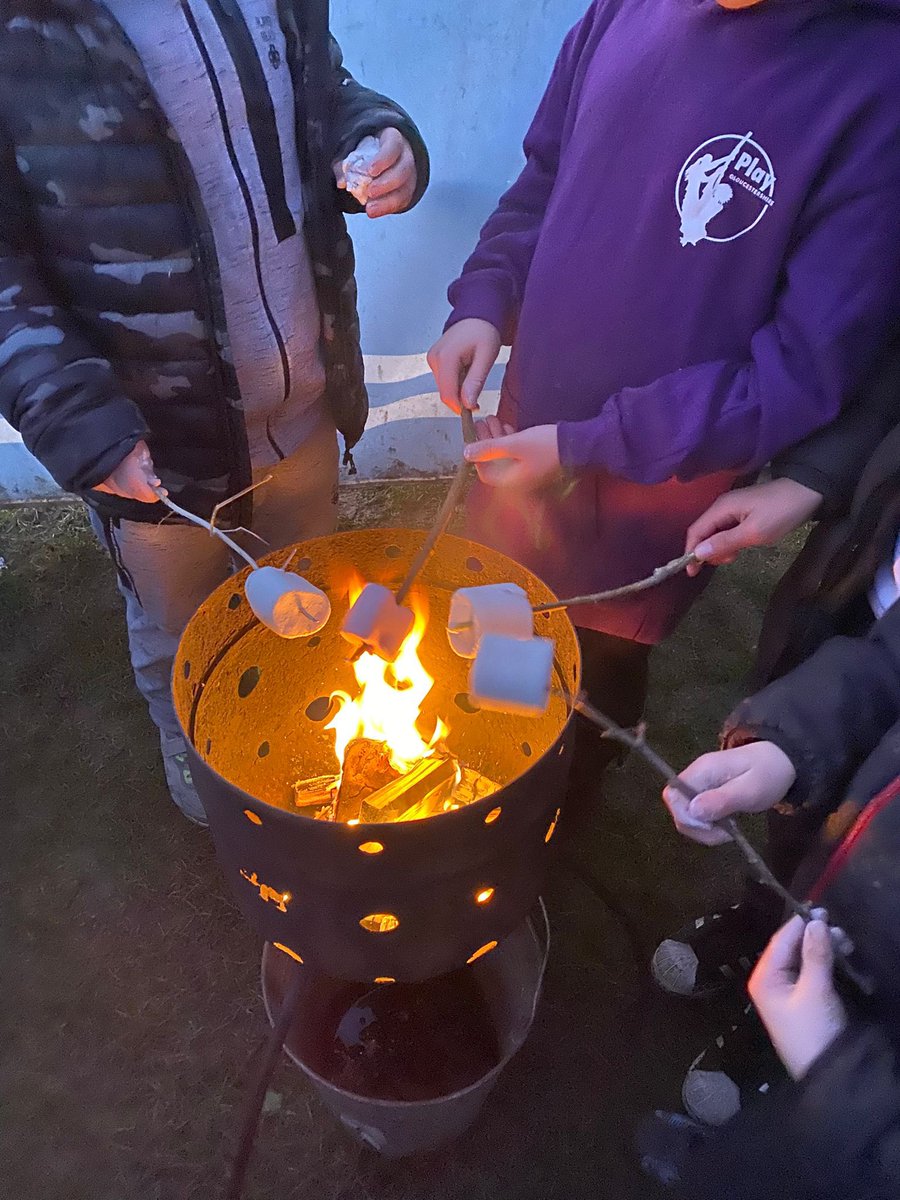 Play_Glos's tweet photo. A little play in daylight before a lot of play in the dark in #Bourton this evening
Over 30 playing outside in their local green space alongside their team of Play Rangers
Thanks to @botwpc for funding these year round community play sessions https://t.co/n1rYk6Fuh0