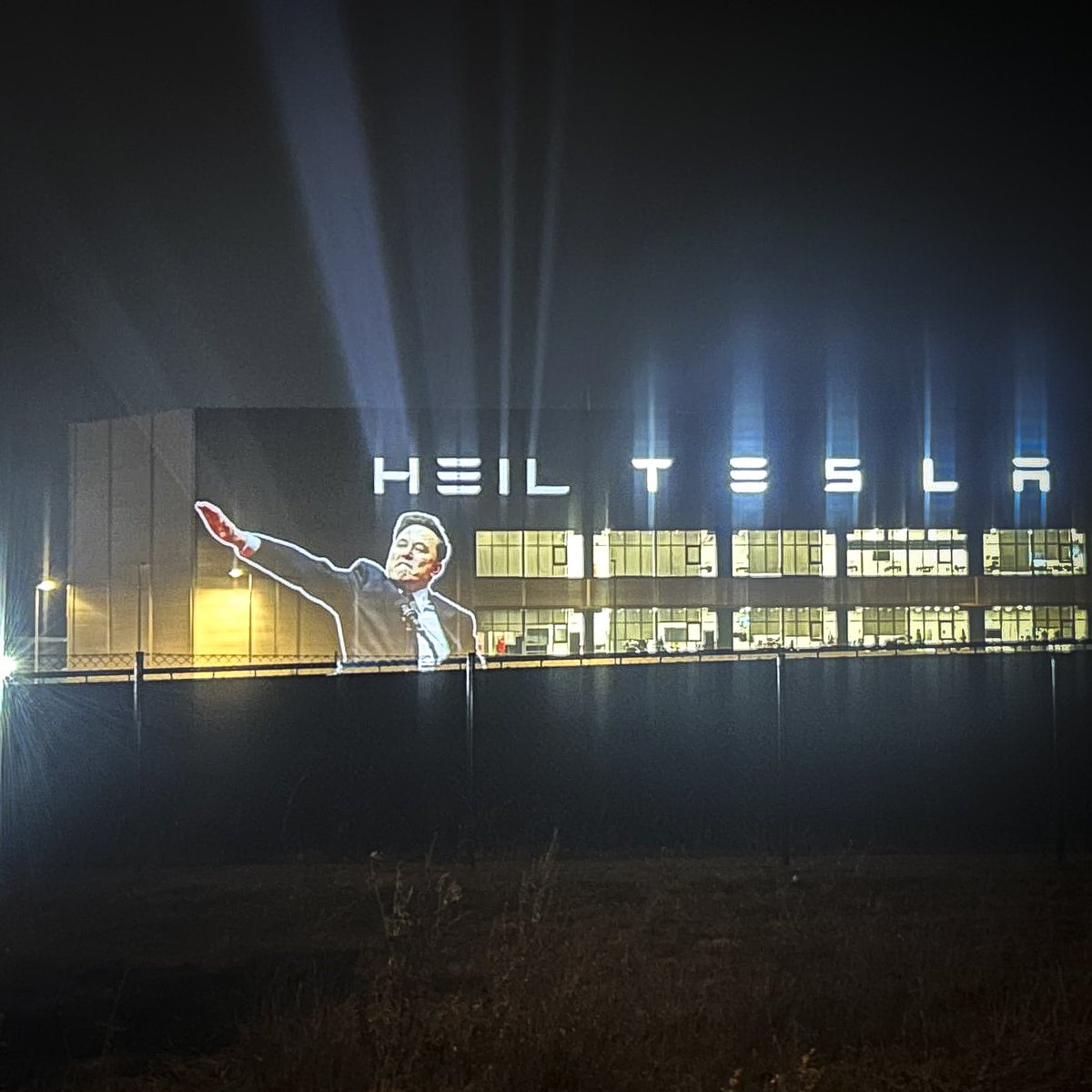 Led By Donkeys (@bydonkeys) on Twitter photo Tesla Gigafactory, Berlin
(In collaboration with <a href="/politicalbeauty/">Zentrum für Politische Schönheit</a>) Tesla Gigafactory, Berlin
(In collaboration with <a href="/politicalbeauty/">Zentrum für Politische Schönheit</a>)