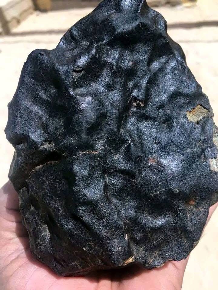 #النيزك ☄️المثالي الذي لن يختلف أحد في تصنيفه على أنه #نيزك 
جميع علامات النيازك موجودة 
قشرة الاحتراق 
بصمة الابهام 
الشكل غير المنتظم 
….
♦️هل هناك اي علامات أخرى ظاهر بالنسبة لكم 

#نيزك #المريخ #القمر #السوق67 #الهلال_الوحده #اليمن #水曜日のダウンタウン  #CTWCNY2025  #zelena