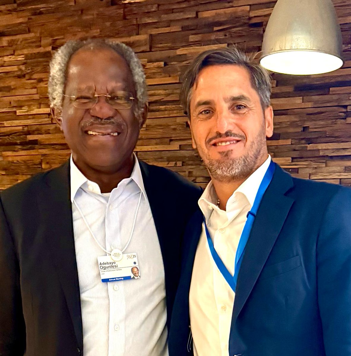 Reunión clave con Adebayo Ogunlesi, director de BlackRock. Fortescue sigue avanzando con proyectos en los 5 continentes!!
#inversiones #wef25 #RealZero