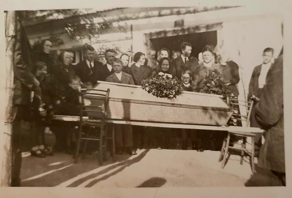 VODITELJI  NOB SO BILI NAVADNI MORILCI
 
Politični komisar  II. bataljona Dolenjskega odreda  MAJCEN NACE ,je v času najhujših komunističnih pokolov dejal:
 “Odlično delamo! Koder greva skupaj s komandantom  IVANOM  MORETOM (ki je bil že pred vojno obsojen zaradi umora), povsod