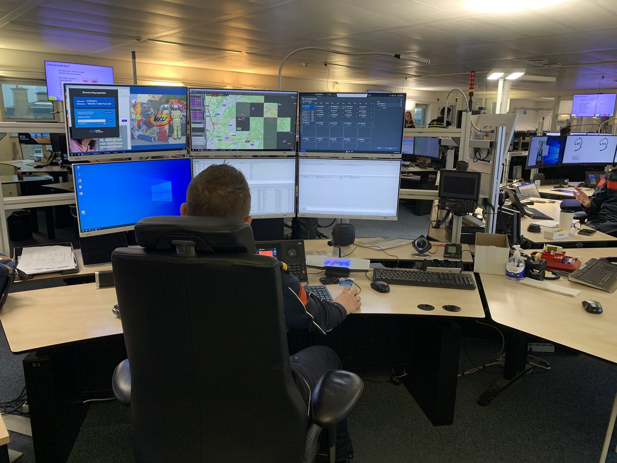 Dienst meedraaien op brandweerpost Tolsteeg in Utrecht gaf een uniek kijkje in het werk van de brandweer. We rukten drie keer uit en brachten een bezoek aan de meldkamer, waar ik werd bijgepraat over de nieuwe Meldkamer Midden-NL. Dank voor de gastvrijheid en de leerzame dag!