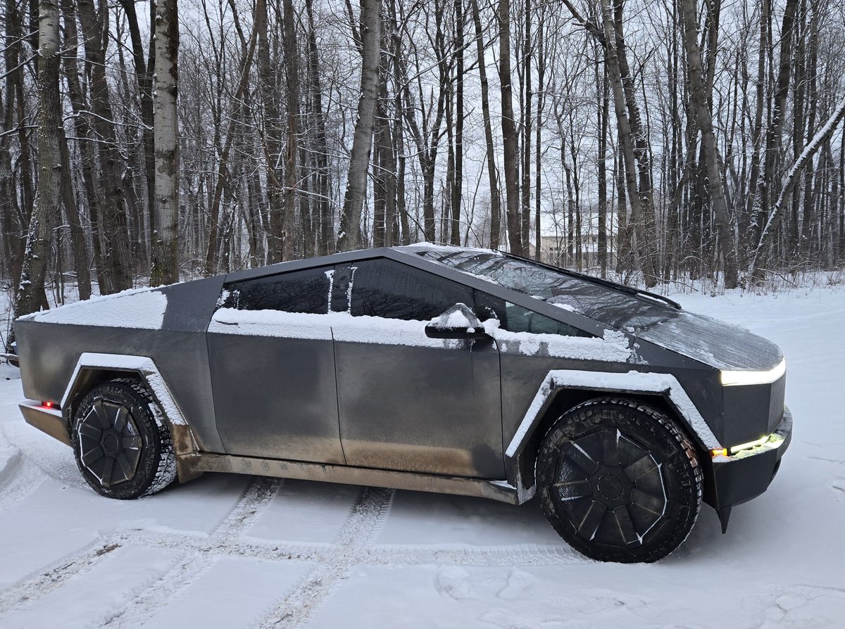 WifeDirtyTesla's tweet image. Anti-EV people: So how are you liking your Tesla now that it's cold and half of your battery is gone?

Me: Um, the same as I do in mild weather...? How do you like pumping gas in subzero temperatures?

When it comes to battery life, I honestly don't feel the difference. Say my…