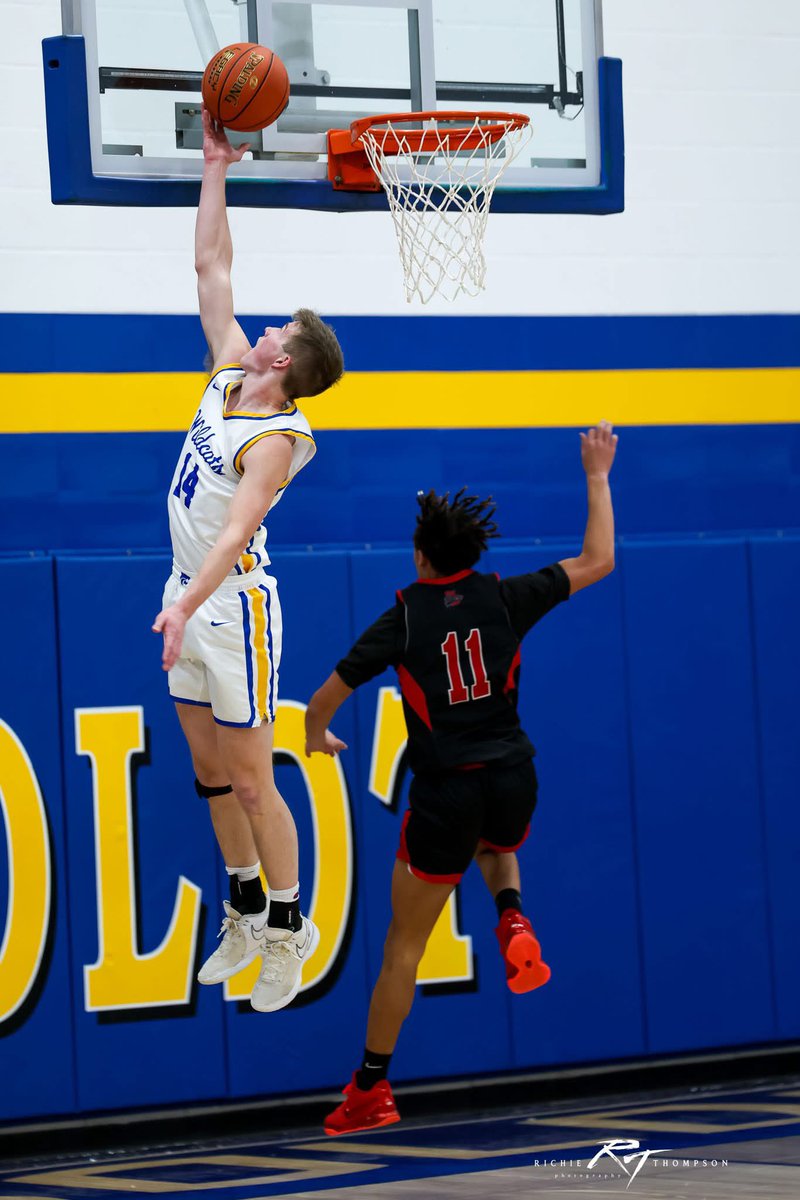 CARLSON ECLIPSES 1,000 POINTS
1/Humboldt senior Elliot Carlson reached the 1,000 career points scored milestone Friday in NCC play against the Algona Bulldogs. According to Humboldt records, Carlson is the 7th player in program history to 1,000 points…
#iahsbkb
📸: Rick Thompson