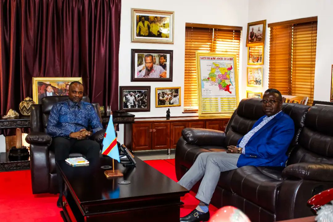 ReverendHuguesk's tweet photo. 🛑Le #Révérend #Hugues #Kamunga reçu en séance de travail par son #Excellence #Fidele #Mulaja #Binene, #Ambassadeur #extraordinaire et #plénipotentiaire de la Rdc accrédité en Afrique du sud. https://t.co/kHjBS74Sub