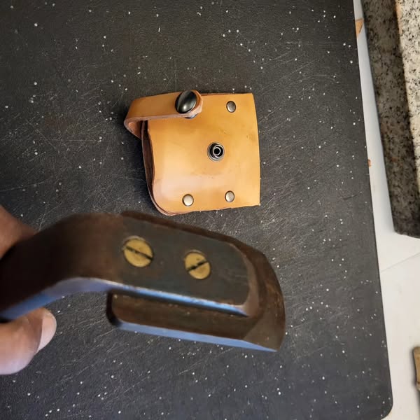 TheUrbanAbo's tweet image. Making a #sheath for my fleshing tool when tanning hides. Just a quick problem solving project. These scraper blades are VERY sharp!  How-to video coming Soon! &amp;gt;&amp;gt; youtube.com/theurbanabo  #survival #primitiveTechnology #crafting #bushcraft #DIY #hunting #deerHunting #tanning