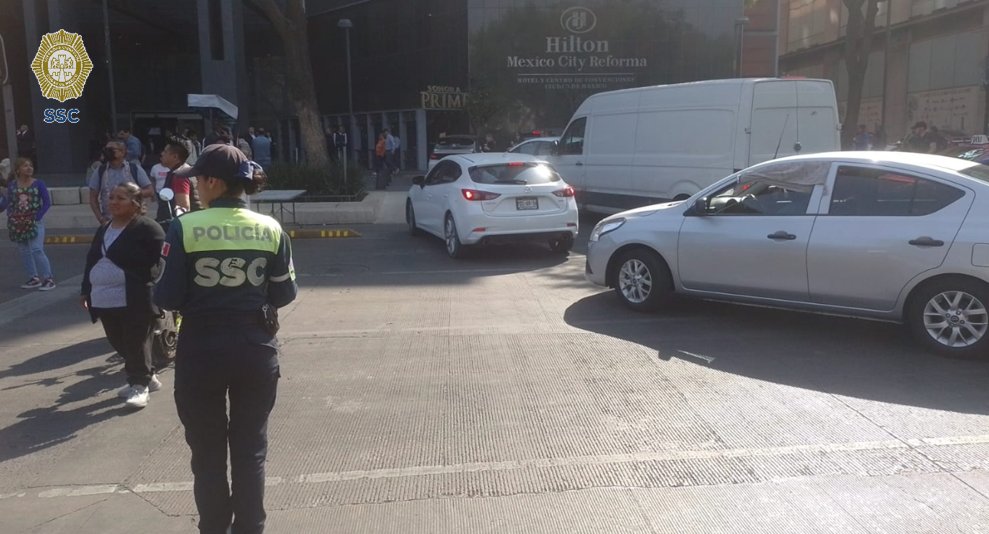 15:00 #PrecauciónVial | Cerrada la circulación por presencia de manifestantes en Av. Juárez a la altura de José Azueta, col. Centro, alcaldía Cuauhtémoc. 
#AlternativaVial Av. Chapultepec.