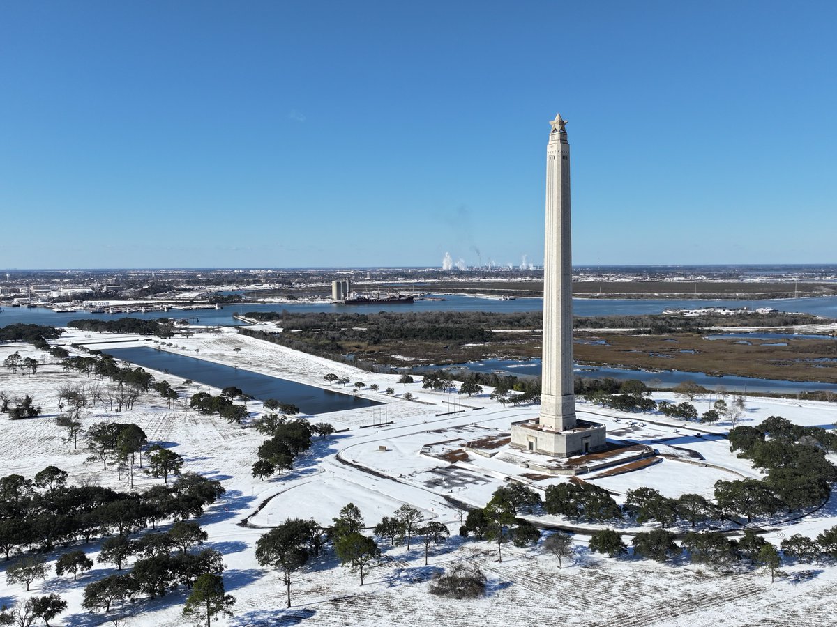 TxHistComm's tweet photo. The San Jacinto Monument stands tall, even under a blanket of snow ❄️. We hope y'all are staying warm out there! https://t.co/R0s5amLiap