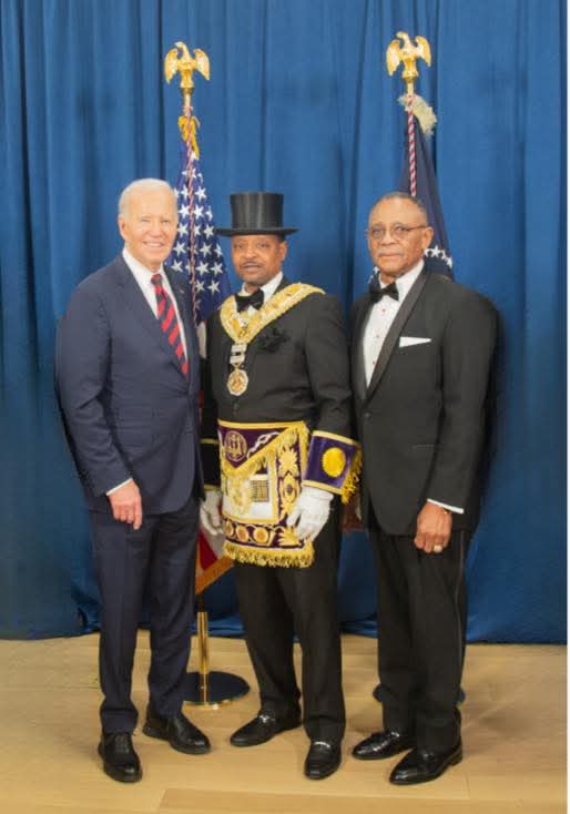 ChrisFouras's tweet photo. #Αναδημοσίευση από το Prince Hall Grand Lodge της Νότιας Καρολίνας
Την Κυριακή, 19 Ιανουαρίου 2025, σε μια ιδιωτική εκδήλωση, η ιδιότητα μέλους Master Mason με πλήρεις τιμές απονεμήθηκαν στον Πρόεδρο Joseph R. Biden, Jr. ως αναγνώριση της εξαιρετικής υπηρεσίας του στις Η Π Α. https://t.co/cWMIzazOTa