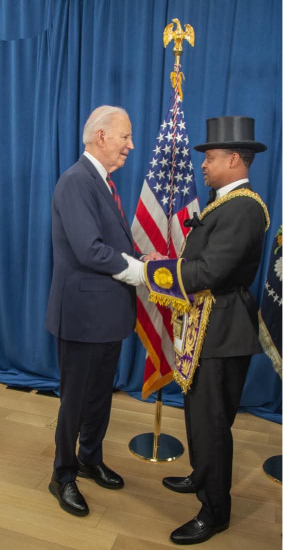 ChrisFouras's tweet photo. #Αναδημοσίευση από το Prince Hall Grand Lodge της Νότιας Καρολίνας
Την Κυριακή, 19 Ιανουαρίου 2025, σε μια ιδιωτική εκδήλωση, η ιδιότητα μέλους Master Mason με πλήρεις τιμές απονεμήθηκαν στον Πρόεδρο Joseph R. Biden, Jr. ως αναγνώριση της εξαιρετικής υπηρεσίας του στις Η Π Α. https://t.co/cWMIzazOTa