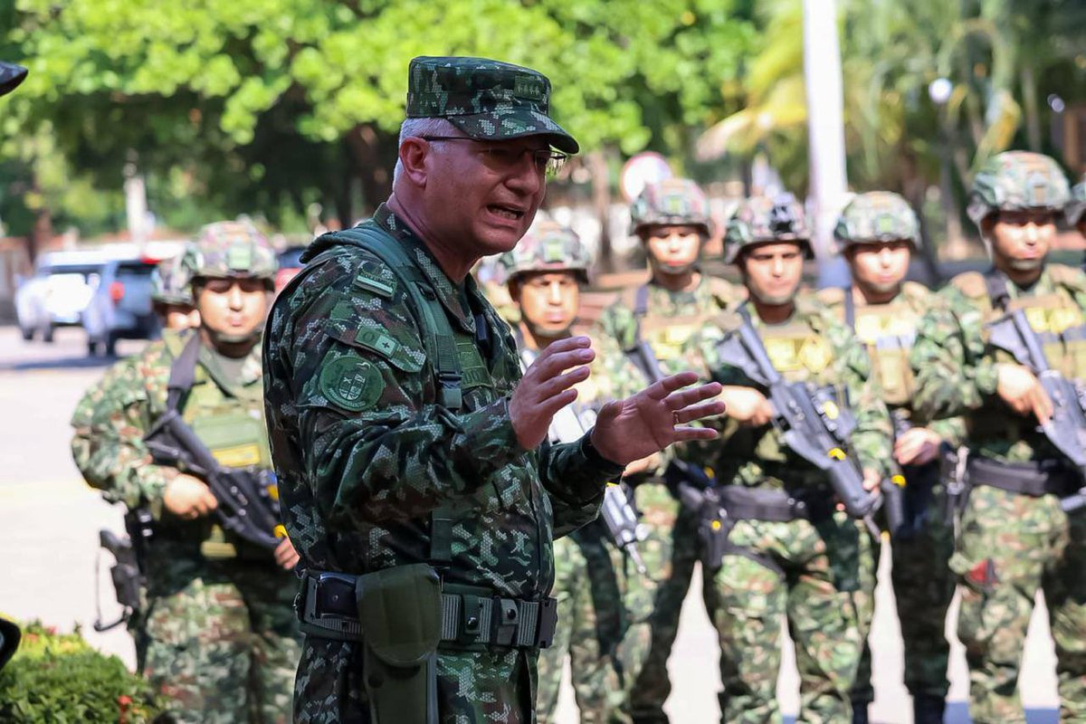 derlilopeza's tweet photo. La prensa calla lo que las FFMM están haciendo en el Catatumbo: asistencia y combate a criminales. Claro, no vende narrar la verdad cuando se puede crear caos. ¡Compartamos lo que los medios no se atreven a mostrar! #TodosSomosCatatumbo https://t.co/4PNK9wwaxJ