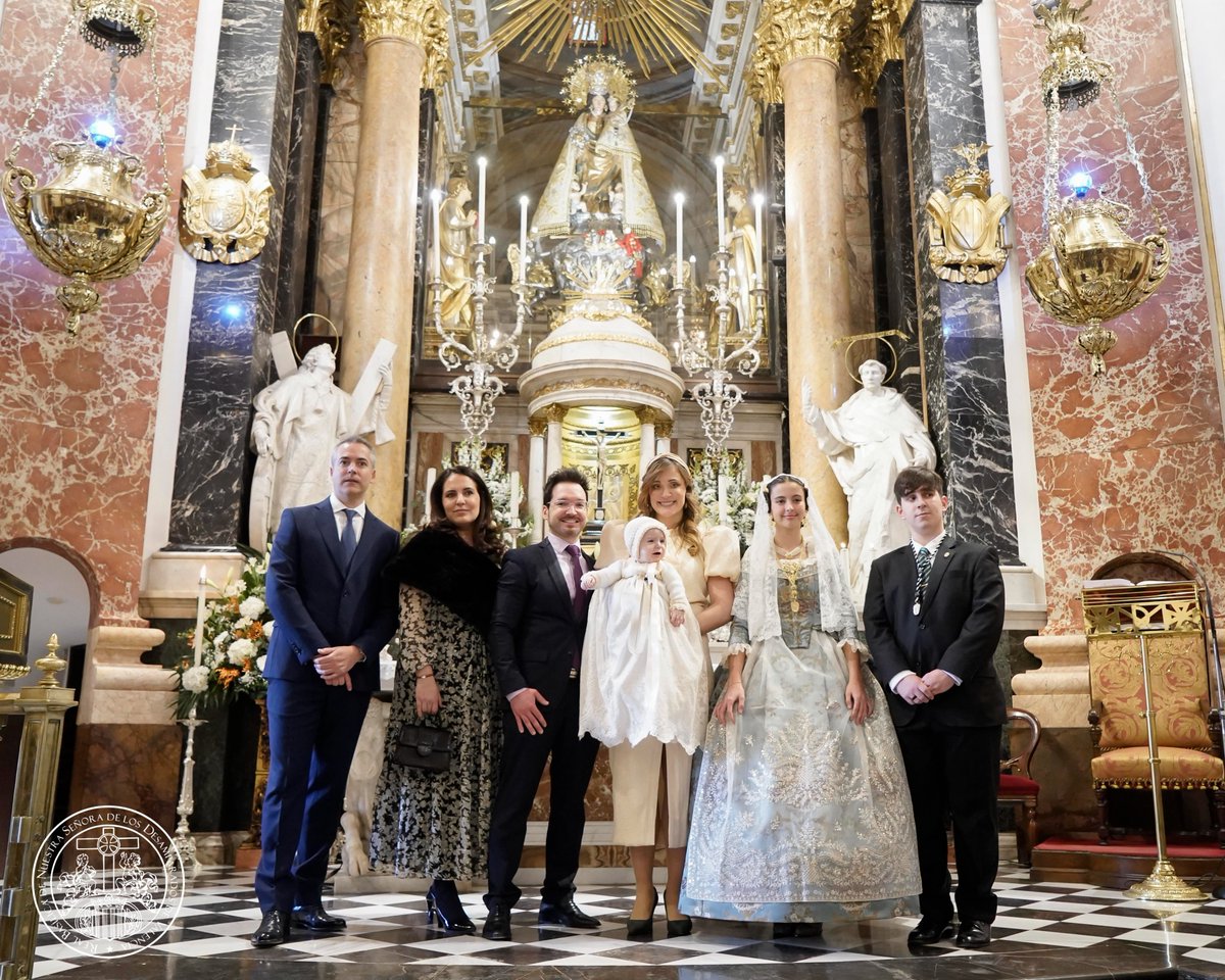 basilicadesampa's tweet photo. Presentación del niño Adrián Vicente a la Virgen de los Desamparados
Cada año, el día de San Vicente Mártir, vienen a la Basílica a presentar a la Mare de Déu, al niño tras bautizarlo con el nombre de Vicente, dentro de actos organizados por A. Pila Bautismal San Vicente Ferrer https://t.co/ECOOj7fW2J