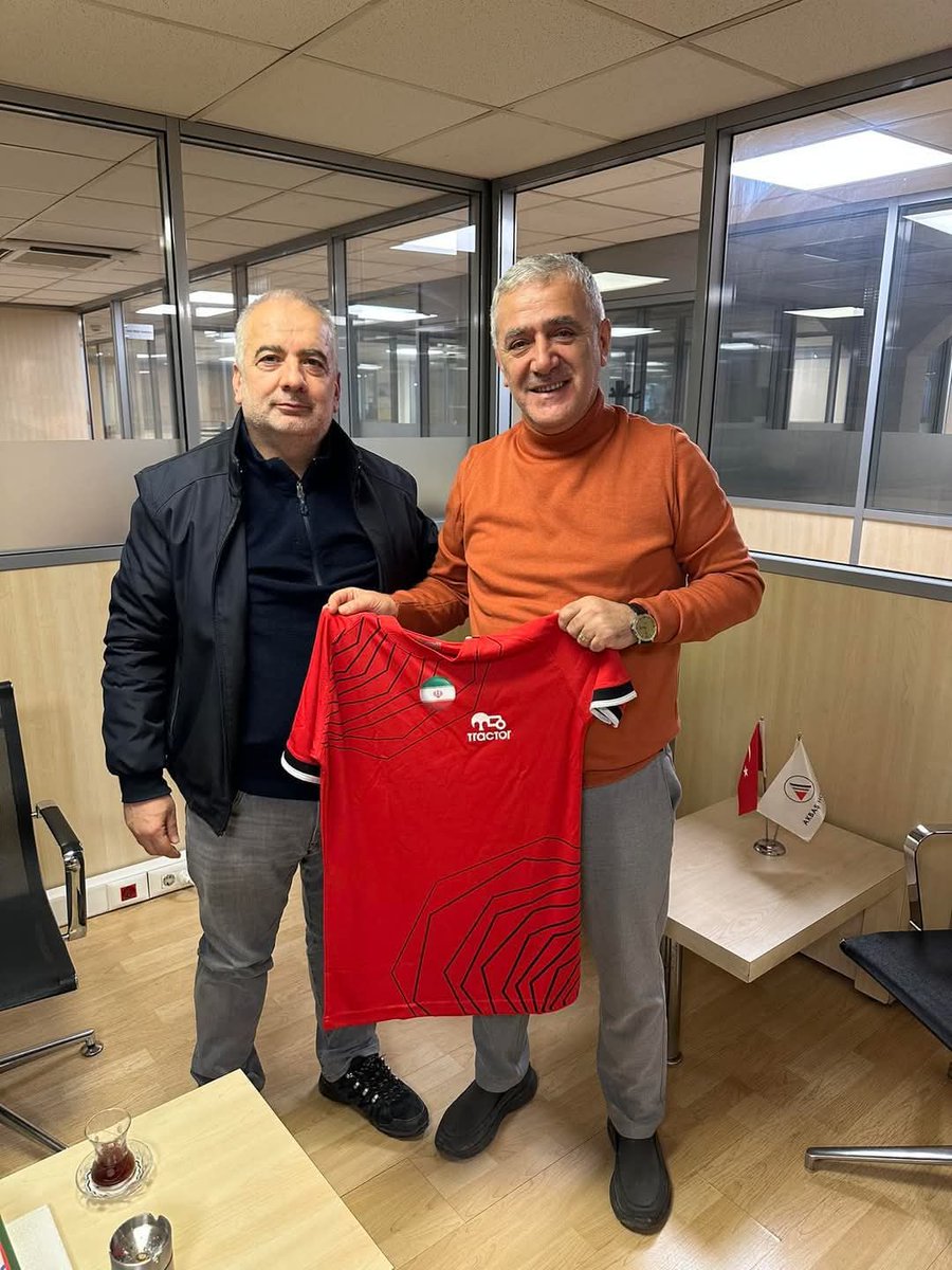 Cemil_Aydin16's tweet photo. Kadim dostum, kardeşim, kıymetli başkanım @Omertyurek 'e Dünya Türķlüğünün sembol takımı Tebriz Traktör Futbol Kulübü'nün formasını takdim ettim. 
Bakü, Tebriz, Ankara 
Biz hara Farslar hara.
Var olsun ırkımın Turan Ülküsü...
@TractorOfficial 
#Tebriz https://t.co/2sP7z7cdEB