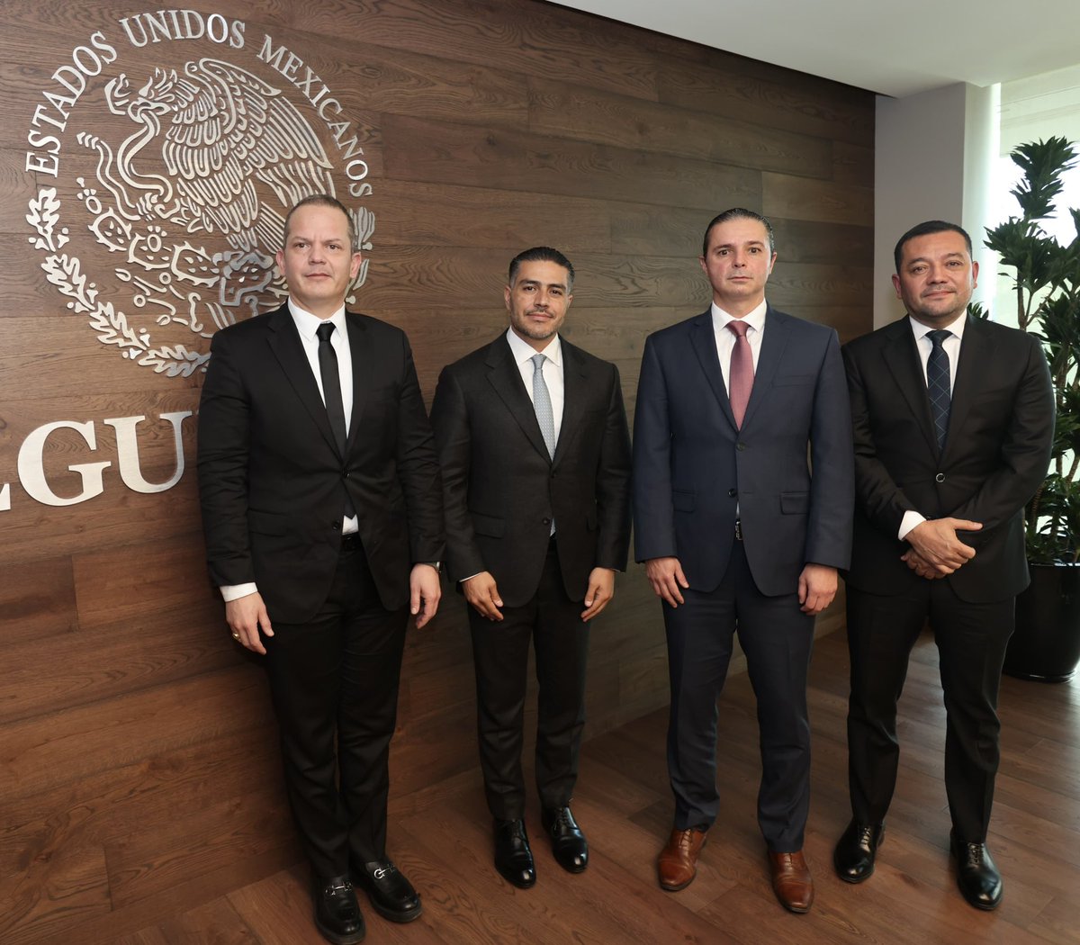 OHarfuch's tweet photo. El fortalecimiento de la coordinación y colaboración con las entidades federativas es un eje fundamental de la estrategia nacional de seguridad que encabeza la Presidenta @Claudiashein; hoy trabajando en conjunto  el Gabinete de Seguridad @SEDENAmx, @SEMAR_mx, @FGRMexico, @GN_MEXICO_ @SSPCMexico, junto con el Gobierno de @nuevoleon, @FuerzaCivil_NL, @FiscaliaNL y @SSeguridadNL es que durante este primer trimestre de la Presidenta se registró una disminución de 56.1% en homicidios en el Estado de Nuevo León.