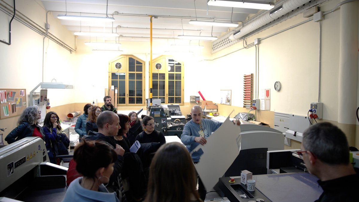 consorciedubcn's tweet photo. 👥A l'@EdTbarcelona seguim amb la formació als orientadors d'ESO de la ciutat enfocada a l'àmbit tecnològic.🤖 A les aules i tallers de fabricació automatitzada, fabricació additiva, soldadura i arts gràfiques han descobert la tecnologia avançada aplicada a diferents entorns. https://t.co/JzXmrrhLfN