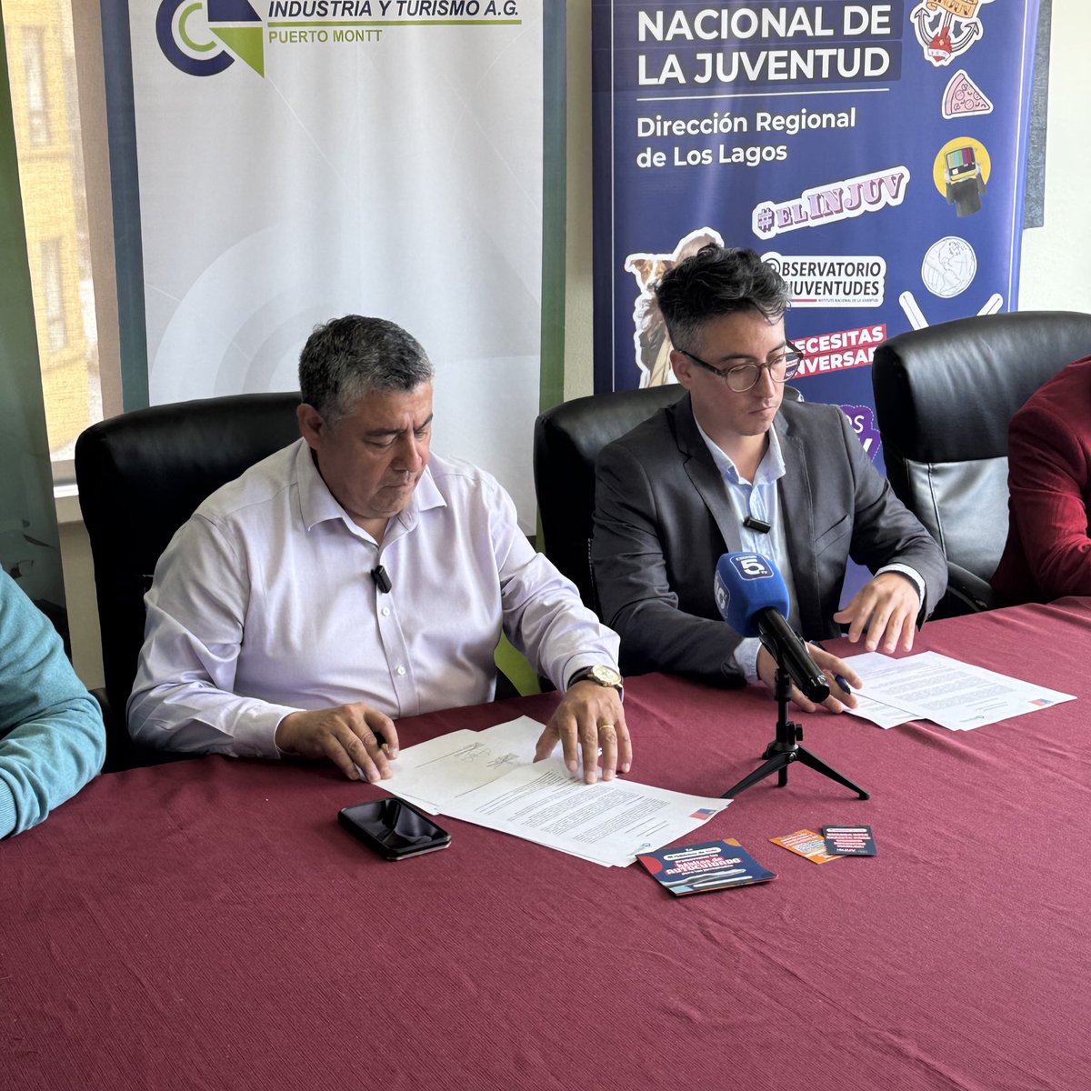 La Cámara Regional de Comercio de #PuertoMontt y el <a href="/INJUVLosLagos/">INJUV Los Lagos</a> firmaron un importante convenio de colaboración con el objetivo de impulsar y fortalecer el emprendimiento juvenil en la región.