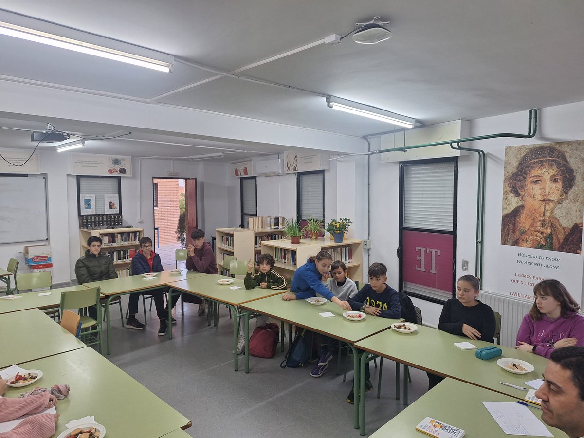 Hoy hemos tenido la tertulia literaria de los más jovencitos, de 1°, 2° y 3° de la ESO. Los profesores acompañantes, José A. Ojeda y M. José Albarrán nos han asegurado que la calidad de la misma no tiene nada que envidiar a la de los mayores: han demostrado mucha profundidad.