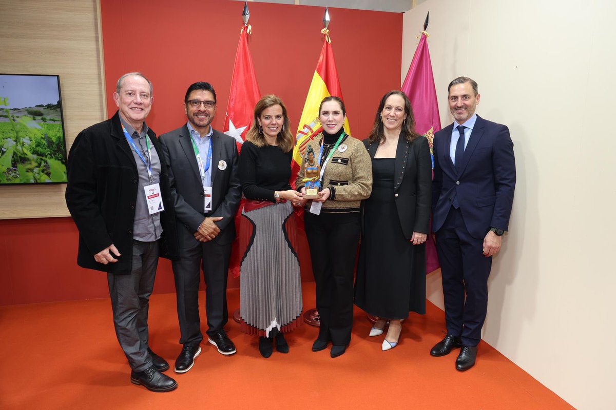 En #FITUR2025 estamos fortaleciendo alianzas y estrechando lazos 🤝 para atraer a más turistas a nuestros destinos, por ello me reuní con el Director de Turismo del Ayuntamiento de Madrid, Héctor Coronel y con la Concejal Almudena Maíllo del Valle
#SigamosTransformando🩷 #4TENEA