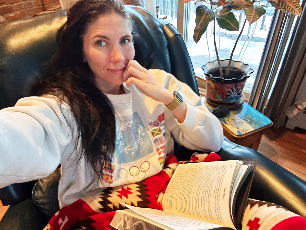 RunThruPages's tweet image. Trying to savor every word of Onyx Storm 🤍🐊 why am I so afraid Rebecca is going to gut us 😭
#OnyxStorm