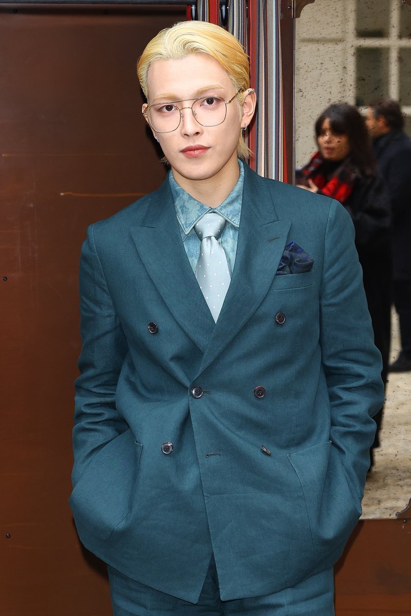 You cannot convince me that #HONGJOONG of <a href="/ATEEZofficial/">ATEEZ(에이티즈)</a> belongs anywhere but in an ART MUSEUM 🖼️

📍 #ParisFashionWeek