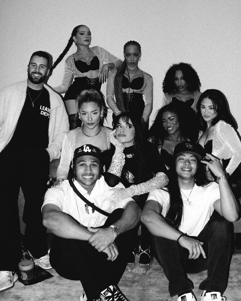 Camila Cabello com as xoxo girls e os atletas de BMX recentemente. 🤍