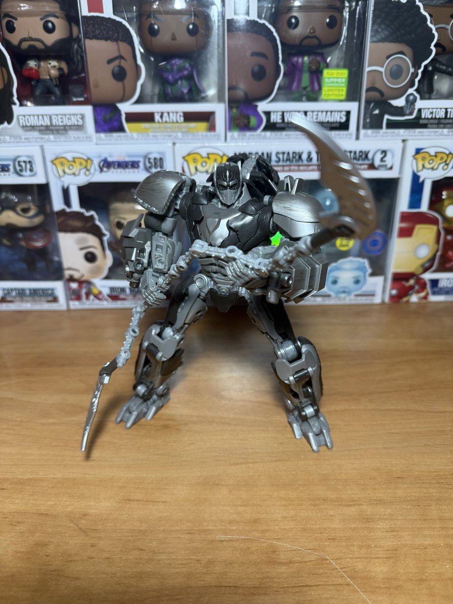 TFCollector1218's tweet photo. #Transformers #StudioSeries 116 (or 118 pick your poison) Leader Class Apelinq may be a simple retool, but in my opinion he is an absolute win! The new face sculpt in both modes looks very good and I love the silver paint. My only complaint is I wish he was bigger! #Toys #Apelinq https://t.co/VSuHwuVbhZ