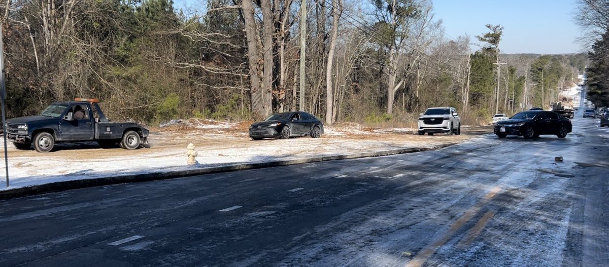 Fox5KevynStew's tweet photo. Irwin Bridge Road in Conyers, Rockdale Co. hasn't been passable. Drivers abandoned cars along the road.
One man spent 12+ hours in his car with one bottle of water. @FOX5Atlanta #foxlocal #fox5snow #icy #fox5atl https://t.co/e5ZMaLrAMT