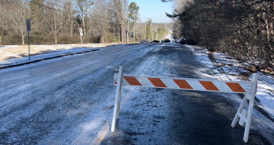 Fox5KevynStew's tweet photo. Irwin Bridge Road in Conyers, Rockdale Co. hasn't been passable. Drivers abandoned cars along the road.
One man spent 12+ hours in his car with one bottle of water. @FOX5Atlanta #foxlocal #fox5snow #icy #fox5atl https://t.co/e5ZMaLrAMT