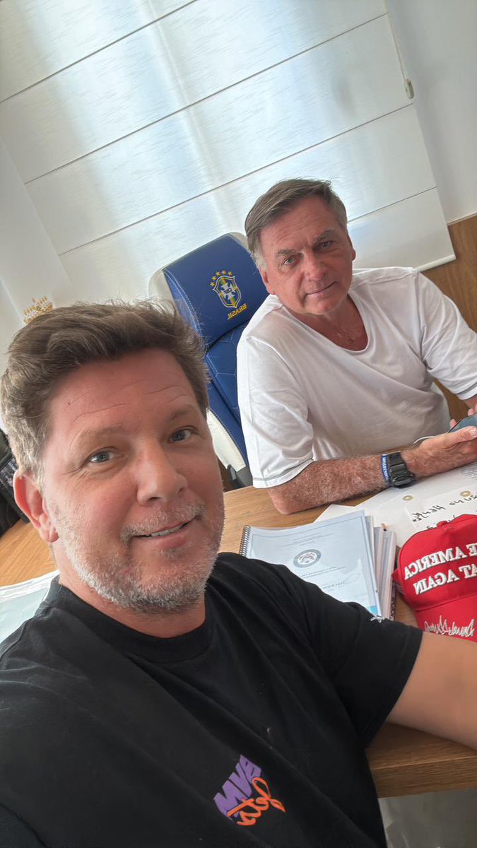 mfriasoficial's tweet photo. E, mesmo levando tanta porrada, ele não deixa de sorrir e fazer piada. Abençoado e iluminado por Deus. Ninguém suportaria estar um único dia no lugar de @jairbolsonaro 

É sempre bom estar com você, meu líder! https://t.co/WDzdkoSa2N