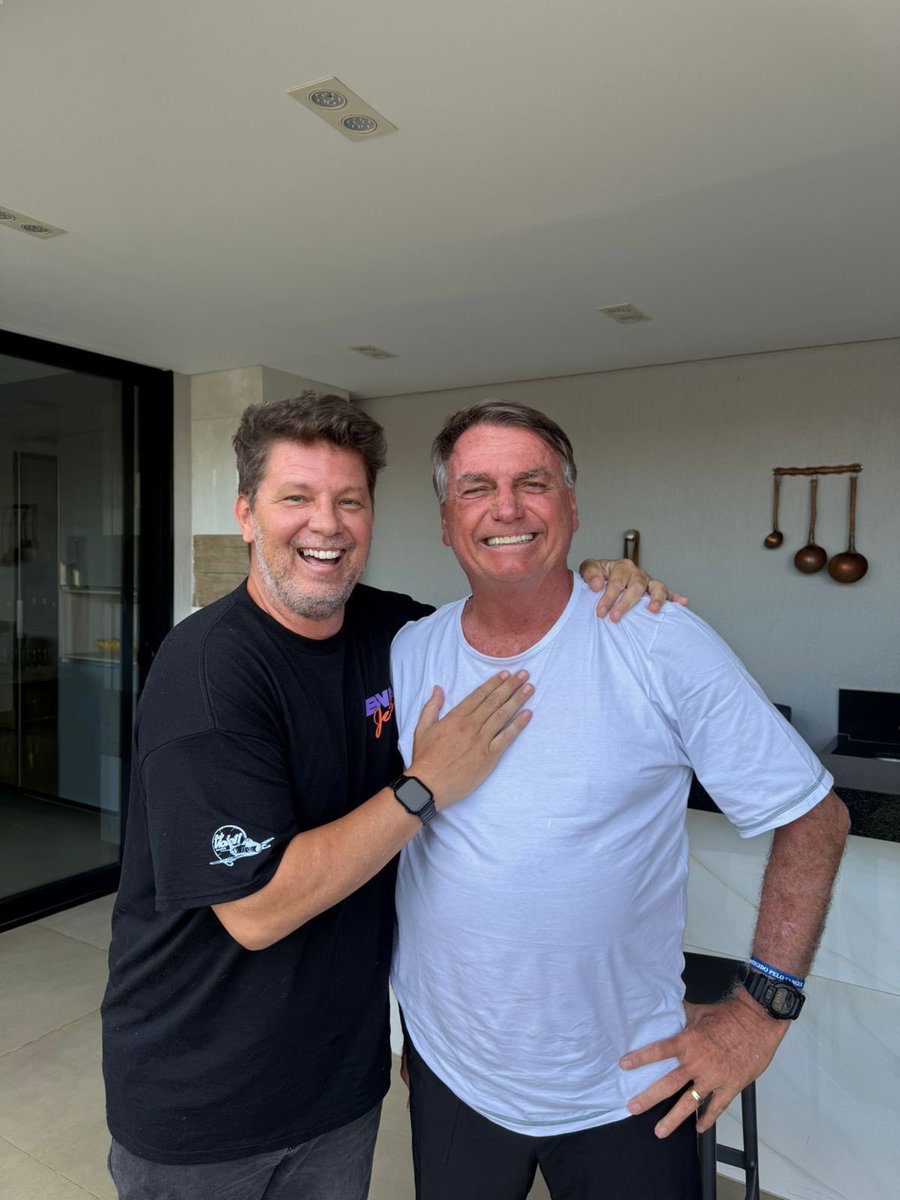 mfriasoficial's tweet photo. E, mesmo levando tanta porrada, ele não deixa de sorrir e fazer piada. Abençoado e iluminado por Deus. Ninguém suportaria estar um único dia no lugar de @jairbolsonaro 

É sempre bom estar com você, meu líder! https://t.co/WDzdkoSa2N
