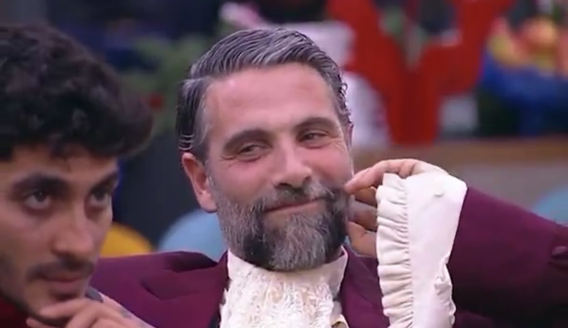 dena6978's tweet photo. Lorenzo sputtanato da Luca, io posso solo godere!
#GrandeFratello #heleners https://t.co/Un2zKOeK8K