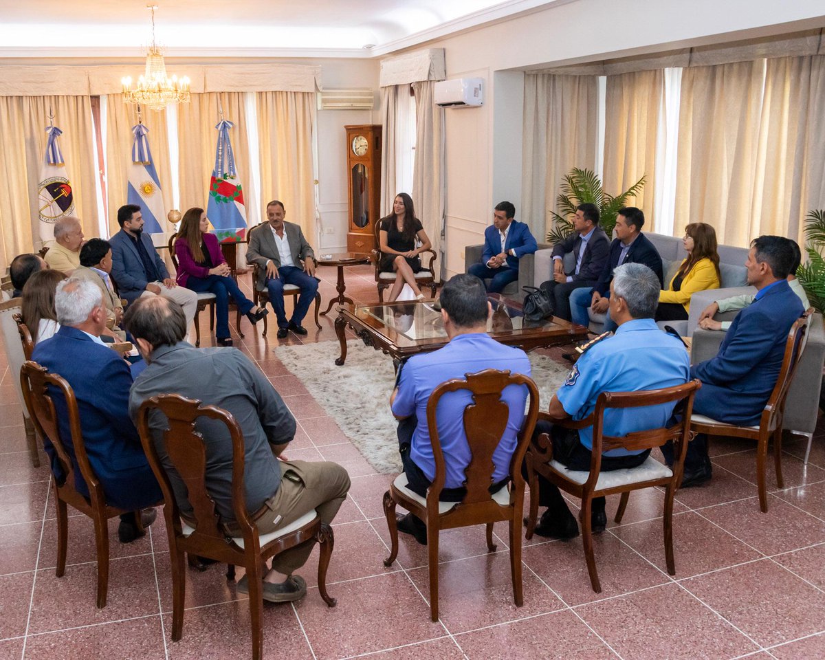 FlopezPrensa's tweet photo. #RegionNorte. Tras años de gestión, la apertura de la Esc. de Agentes de Policía para la Región Norte, es un realidad en la Pcia.
Permitirá formarse a jóvenes de los Dptos. Arauco, Castro Barros y San Blas de Los Sauces y así cumplir con la vocación de servir a la comunidad.
⬇️ https://t.co/gGFb7wqAjo