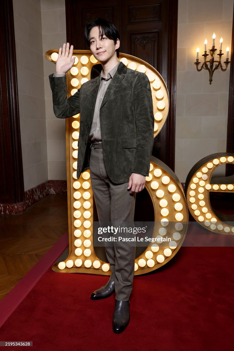 Pics of Lee Junho at the PFW 2025 Berluti presentation from getty images 🤎

#LeeJunho #이준호 #JUNHO #LeeJunhoXBerluti #Berluti #ParisFashionWeek #PFW2025