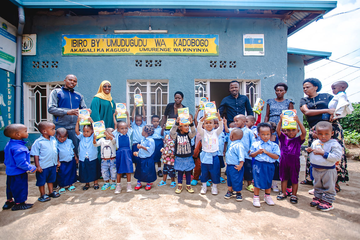 evcinitiative's tweet photo. Mu rwego rwo kwita ku buzima bw'umubyeyi n'Umwana, @EVCInitiative yashyikirije inkunga y'ifu y'igikoma irerero rya Kadobogo mu kagari ka Kagugu, muri @SectorKinyinya mu Karere ka @Gasabo_District. @RwandaGender @RBCRwanda @RwandaHealth @RWN_WomenNet @amplifyfund @RwandaChildren https://t.co/YGlzo9F1h3