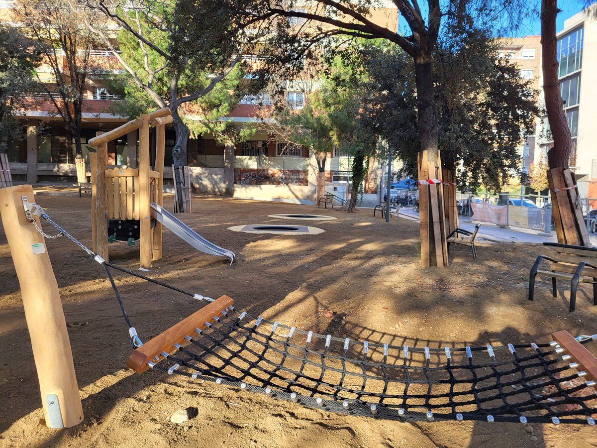 eudosioPSC's tweet photo. Última visita de obras de la reforma integral de los Jardines Hortes de Sant Bertran y Mirador del Poble-sec.  @BCN_SantsMont junto a los equipos de obras y Distrito, Proyecto del @PladebarrisBCN
En breve apertura al barrio e inauguración.
#anemperfeina
#barriabarri https://t.co/QFw1adtJ4M