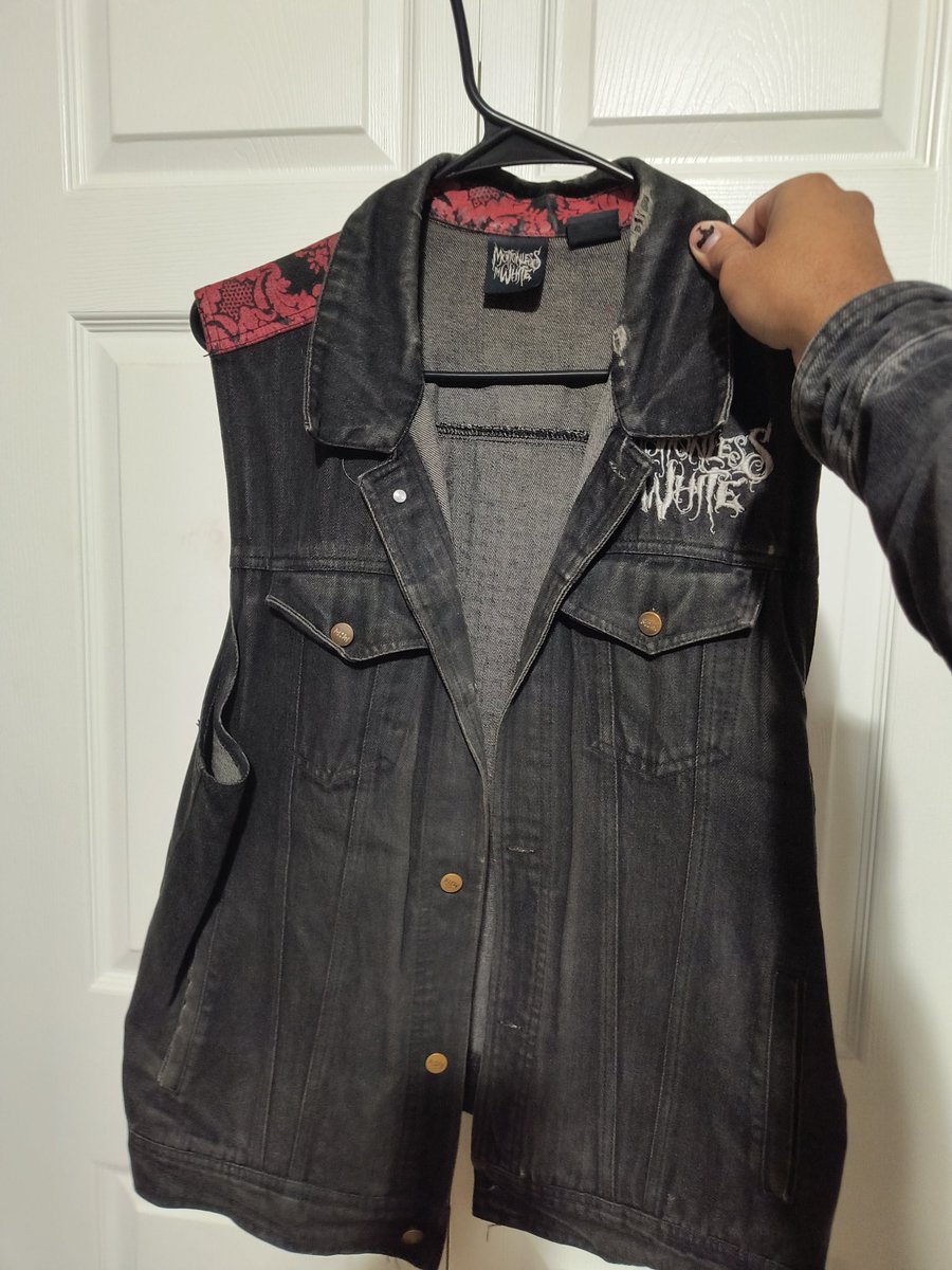 YourParanoia777's tweet photo. Retired my MIW vest late last year.
I got it from the Reincarnate album bundle and over the last 10 years it has seen and been through so many things with me.
It can finally take it easy in my closet, it served me well. 🫡
@ChrisMotionless @MIWband 
#miw #motionlessinwhite https://t.co/i0aCA2NUQV