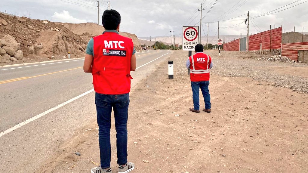 onsvPE's tweet photo. 📢 ¡Atención Moquegua!
👷🏻👷🏻♀️Dirección de Seguridad Vial trabaja por tu seguridad en la Carretera Interoceánica (Km 2 al Km 10). Especialistas del #MTC evalúan visibilidad, velocidad, giros y más para reducir la siniestralidad vial 🛣️. (1/2)
#SeguridadVialPerú #Interoceanica https://t.co/f7Y9k6lowM