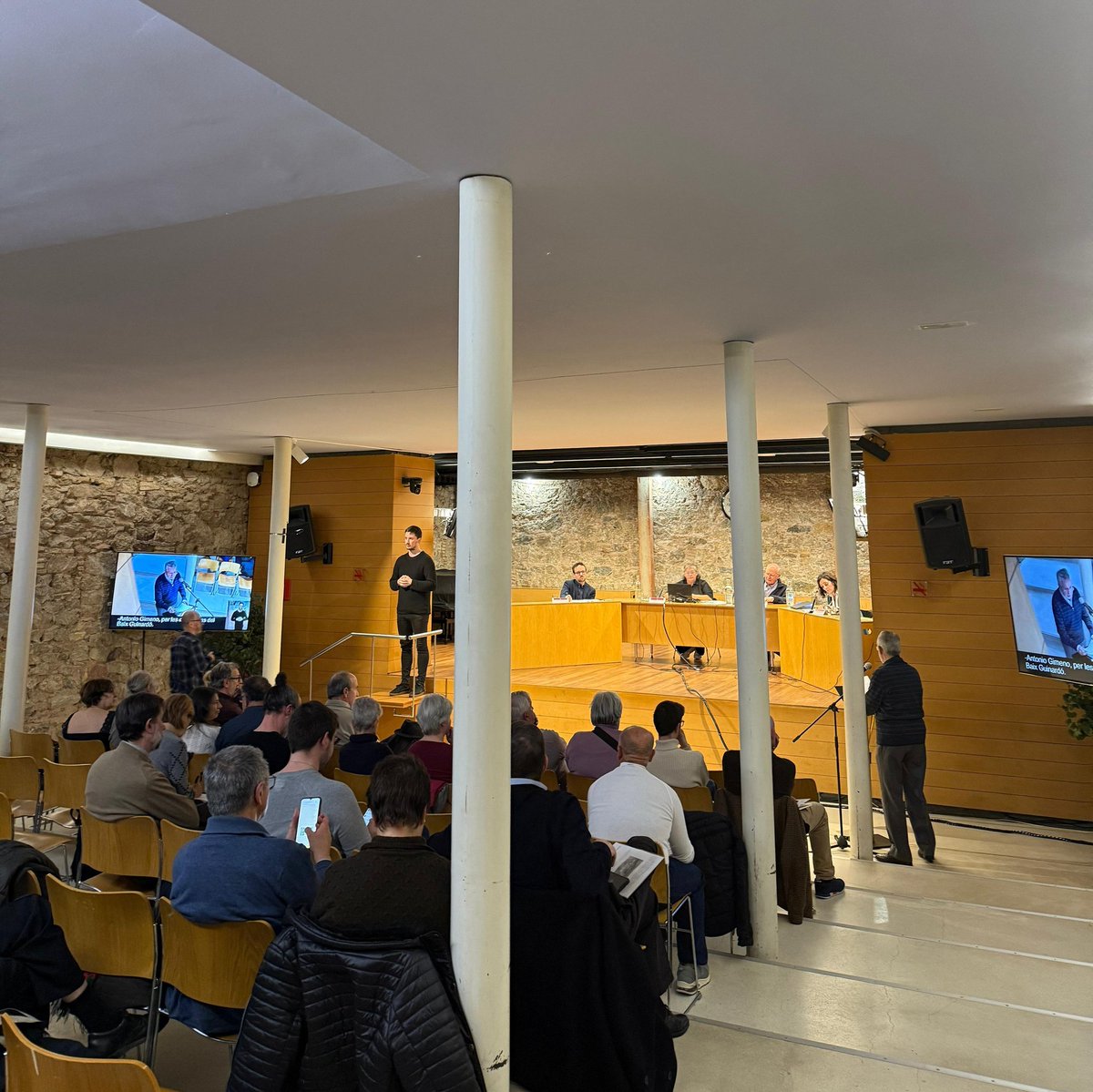 Horta-Guinardó ha celebrat la primera Audiència Pública del 2025! 

A través d'aquest òrgan de participació, el Regidor i el conjunt del govern del Districte tenen una comunicació més directa que permet continuar donant resposta a la ciutadania 🗣️🙌🏻.