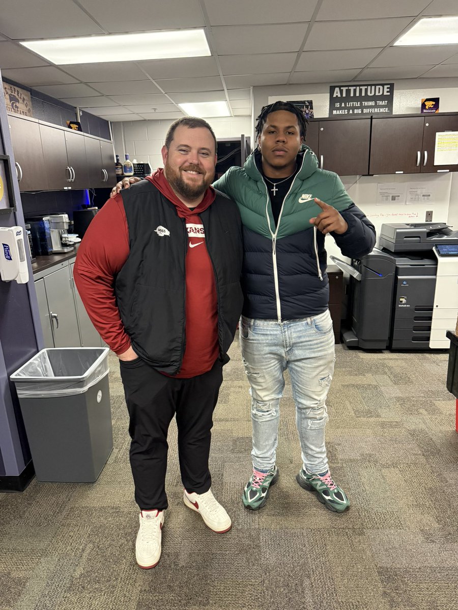 RonelleJohnson_'s tweet photo. #AGTG After a great visit and talk with @CoachMateos i am blessed to have received an offer from the University of Arkansas!! 🐗 @RazorbackFB @CoachDekeAdams @JJPaul53 @CoachSimcox @JPRockMO @MidwestFootbal1 https://t.co/BHS1uwrJzG