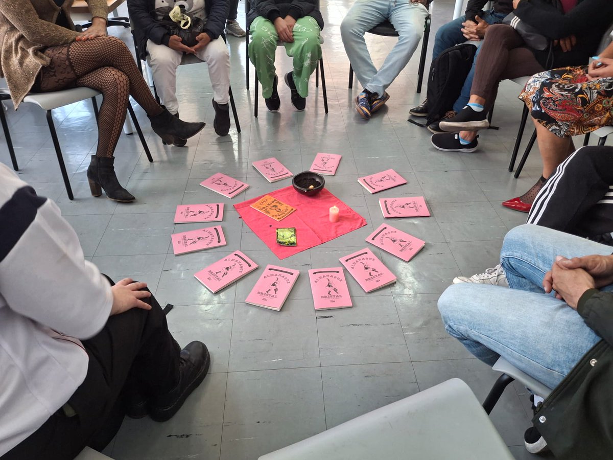 BibloRedBogota's tweet photo. En la Sala de Lectura Casa LGBTI Diana Navarro 📖 se realizó un encuentro y reconocimiento a las personas participantes del proceso de construcción del "Almanaque Bristol", un homenaje a la memoria y las historias de vida callejeras 🏙️ y diversas. Este resultado hace parte de los procesos de alfabetización funcional de Escuelas LEO de BibloRed. 

@SubLGBTI