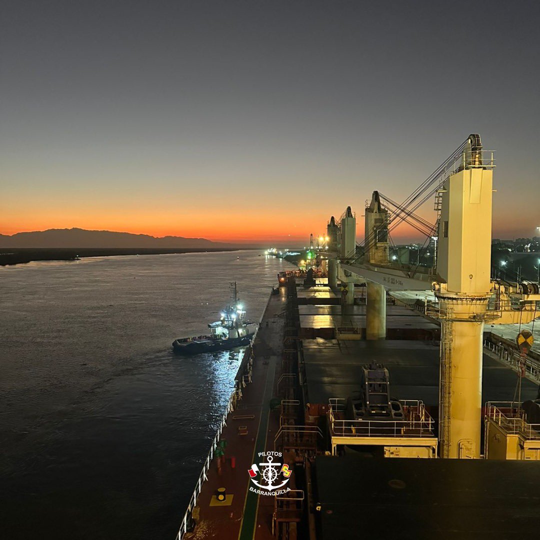 pilotosbaq's tweet image. Un nuevo día comienza en el río. La majestuosidad del amanecer nos acompaña mientras guiamos con precisión y experiencia cada maniobra. Al fondo, la imponente silueta de la Sierra Nevada nos recuerda la belleza de nuestro entorno. 🌄🚢 #PilotosPrácticos #SafetyFirst