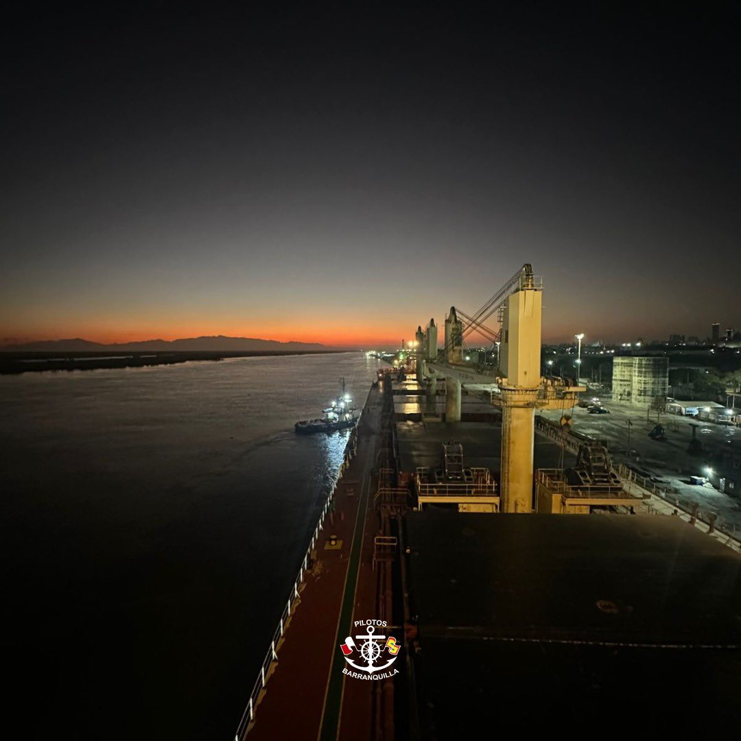 pilotosbaq's tweet image. Un nuevo día comienza en el río. La majestuosidad del amanecer nos acompaña mientras guiamos con precisión y experiencia cada maniobra. Al fondo, la imponente silueta de la Sierra Nevada nos recuerda la belleza de nuestro entorno. 🌄🚢 #PilotosPrácticos #SafetyFirst